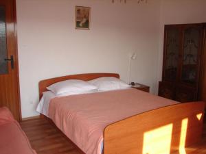 Postel nebo postele na pokoji v ubytování Apartments Dragan