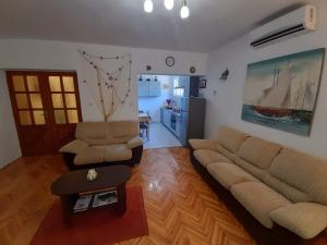 una sala de estar con un sofá y dos sillas en Apartment Marin, en Ston 18 fotos más