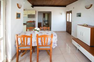Kuchyň nebo kuchyňský kout v ubytování Apartments Ana
