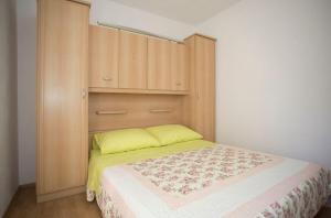 Postel nebo postele na pokoji v ubytování Apartments Ana