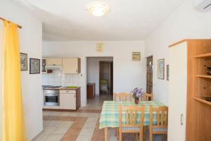 Kuchyň nebo kuchyňský kout v ubytování Apartments Ana