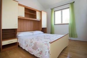 Postel nebo postele na pokoji v ubytování Apartments Ana