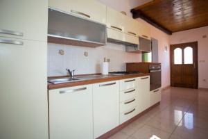 Kuchyň nebo kuchyňský kout v ubytování Apartments Ana