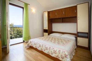 Postel nebo postele na pokoji v ubytování Apartments Ana