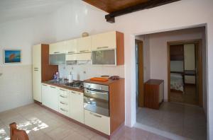Kuchyň nebo kuchyňský kout v ubytování Apartments Ana