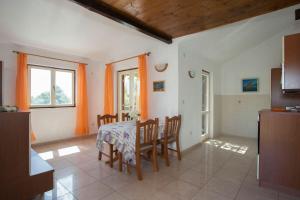 Kuchyň nebo kuchyňský kout v ubytování Apartments Ana