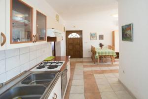 Kuchyň nebo kuchyňský kout v ubytování Apartments Ana