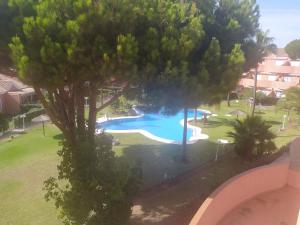 an overhead view of a swimming pool in a resort at Áprtamento novo Santi Petri in Chiclana de la Frontera