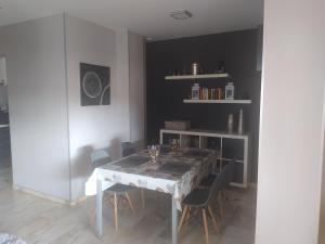 a dining room with a white table and chairs at Áprtamento novo Santi Petri in Chiclana de la Frontera