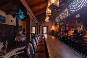 d'un restaurant avec un bar avec un bouquet de sièges dans l'établissement The Inn of Five Graces, à Santa Fe