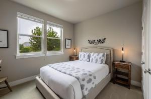 En eller flere senge i et værelse på Roost Cottage