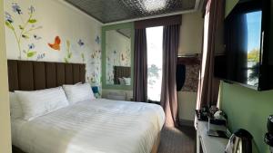 Postel nebo postele na pokoji v ubytování The Duchess Belle Hotel