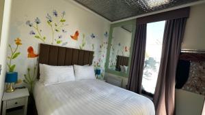 Postel nebo postele na pokoji v ubytování The Duchess Belle Hotel