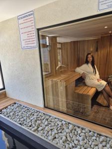 eine Frau sitzt in einer Sauna in der Unterkunft Ios spa, איוס ספא in ‘Isfiyā + 45 Fotos