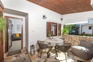 een terras met een tafel, stoelen en een bank bij Apartments Frama Poreč - Funtana in Funtana
