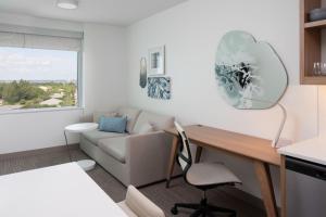 Element Melbourne Oceanfront客房内的一张或多张床位