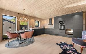 Åseralにある4 Bedroom Awesome Home In Åseralのテーブルと椅子のあるキッチンとダイニングルーム
