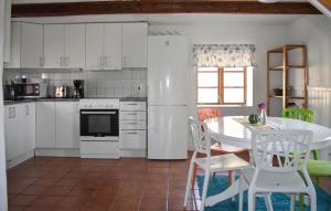 Kuchyň nebo kuchyňský kout v ubytování 3 Bedroom Cozy Home In Tomelilla