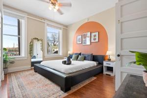 Un dormitorio con una cama grande y una ventana en Sleep24 13Beds 8BR 6BA Swepson Retreat KING, en Louisville