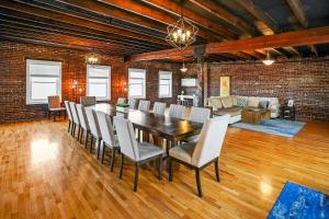 Un comedor con mesa y sillas en Sleep24 13Beds 8BR 6BA Swepson Retreat KING, en Louisville 83 fotos más