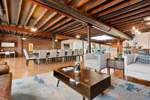 Χώρος καθιστικού στο Sleep24 13Beds 8BR 6BA Swepson Retreat KING +83 φωτογραφίες