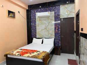 Ein Bett oder Betten in einem Zimmer der Unterkunft Hotel Krishna Paradise