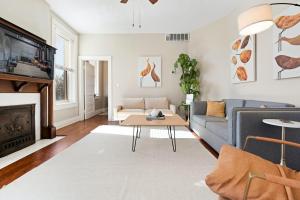 un soggiorno con un divano blu e un camino di KING Sleep8 4Bed 2BR 2 BA Swepson Hideaway a Louisville