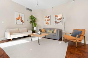 un soggiorno con un divano e un tavolo di KING Sleep8 4Bed 2BR 2 BA Swepson Hideaway a Louisville