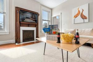 un soggiorno con un tavolo con due bottiglie di birra di KING Sleep8 4Bed 2BR 2 BA Swepson Hideaway a Louisville Altre 28 foto