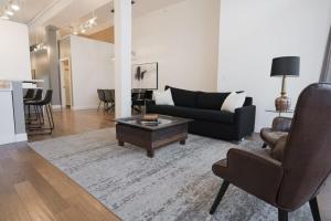 un salon avec un canapé et une table basse dans l'établissement KING Sleep10 5Bed 4BR 2BA Swepson ICON, à Louisville