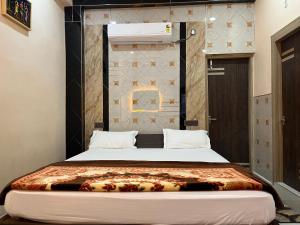 Ein Bett oder Betten in einem Zimmer der Unterkunft Hotel Krishna Paradise