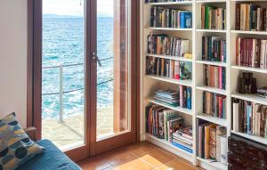 una habitación con estanterías llenas de libros en Villa Mirvami Lovran, en Opatija