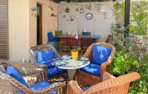 un patio con tres sillas y una mesa con cojines azules en Villa Mirvami Lovran, en Opatija 19 fotos más