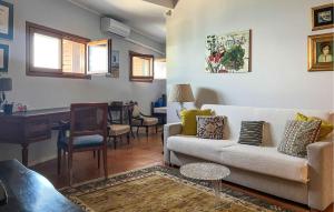 una sala de estar con un sofá y una mesa en Villa Mirvami Lovran, en Opatija