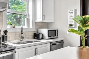 Gallery image of Luxury 2BR Home Near DT GO Hospitals Waterfalls in Hamilton +13 photos