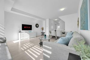 Μια τηλεόραση ή/και κέντρο ψυχαγωγίας στο Posh 4 Bed Home with Backyard in Great Location