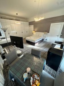 Posezení v ubytování Luxury Family Room With Private bathroom in the heart of Edinburgh
