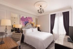 Кровать или кровати в номере Hotel Maria Cristina, a Luxury Collection Hotel, San Sebastian