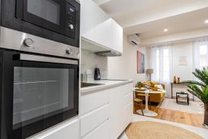 エクス・アン・プロヴァンスにあるSuite cosy dans le centre historiqueのキッチン(コンロ上部に電子レンジ付)