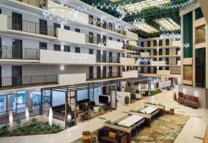 孟菲斯Embassy Suites by Hilton Memphis East Germantown Area的酒店大堂的俯视图