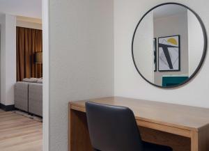 Embassy Suites by Hilton Memphis East Germantown Area客房内的一张或多张床位