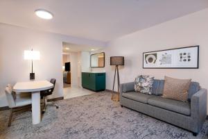 Embassy Suites by Hilton Memphis East Germantown Area的休息区