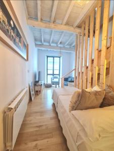 um quarto com uma cama grande em um quarto em Casa típica Betanzos Casco Histórico em Betanzos