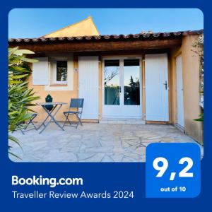 dom z drzwiami i patio w obiekcie Villa Domaine des Pins, Magasins proches, Piscine w Fréjus