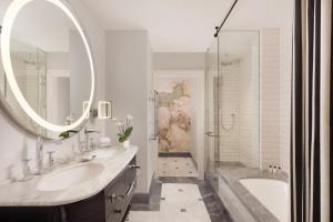 Ванная комната в Hotel Maria Cristina, a Luxury Collection Hotel, San Sebastian