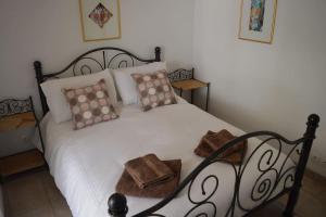 a bedroom with a black and white bed with pillows at Luxury cottage with Jacuzzi in Saint-Polycarpe in Saint-Polycarpe