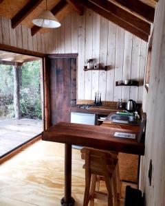 O bucătărie sau chicinetă la Mystic Nature Project Cabin