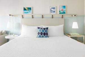 Postel nebo postele na pokoji v ubytování Blue Flamingo Resort Key West