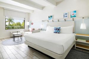 Postel nebo postele na pokoji v ubytování Blue Flamingo Resort Key West