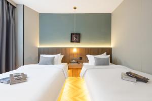 Llit o llits en una habitació de 登巴酒店杨箕地铁店-广交会提供免费穿梭巴士